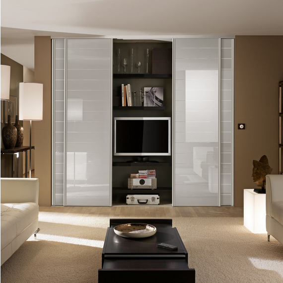 Porte Diva 
Verre Laqué Strié Beige - Profil Zéphyr Anodisé Gris .